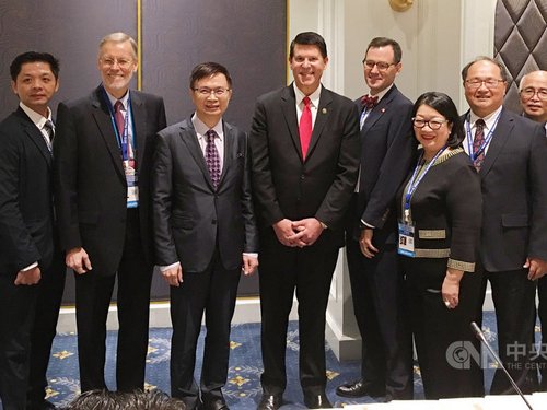 Taiwan External Trade Development Council (TAITRA), James Huang (黃志芳, third left) and the United States Under Secretary of State for Economic Growth, Energy, and the Environment, Keith Krach (fourth left).