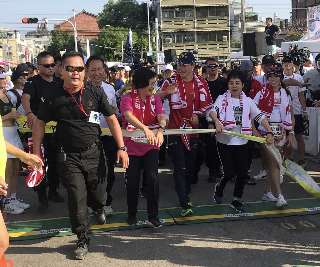 Norwegian triathlete Gustav Iden (third right) and Changhua Magistrate Wang Hui-mei (fourth right)