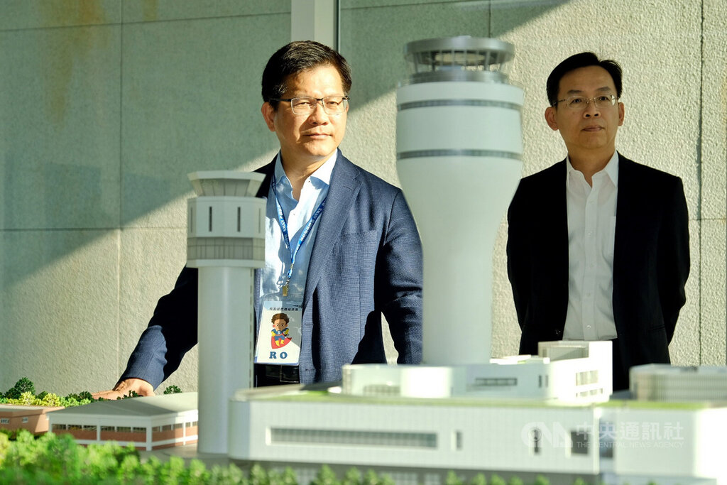 Transportation Minister Lin Chia-lung (left)