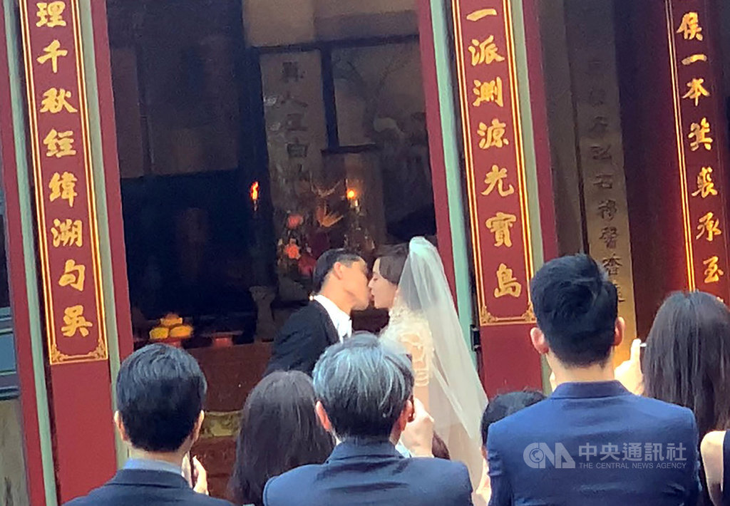 Lin Chi-ling (林志玲, back right) and Akira (back, left)