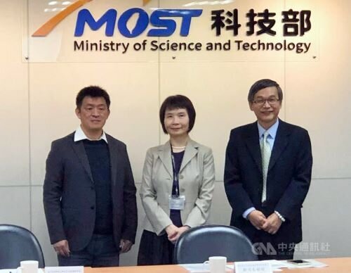 Chen Hsueh-chih (陳學志, right), dean of university