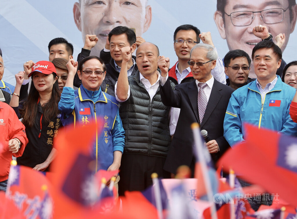KMT presidential candidate Han Kuo-yu (center)