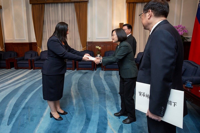 President Tsai (right, center) accepts the credentials from new Honduras Ambassador Eny Yamileth Bautista Guevara.