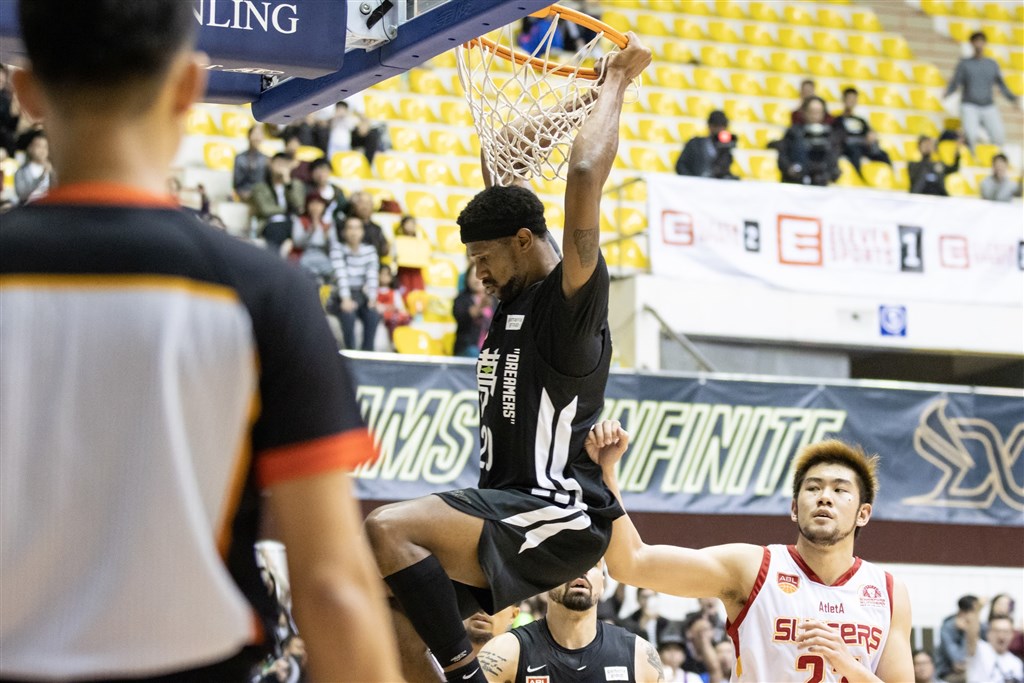 Formosa Dreamers center Jordan Tolbert hanging off the rim / Photo courtesy of the Formosa Dreamers