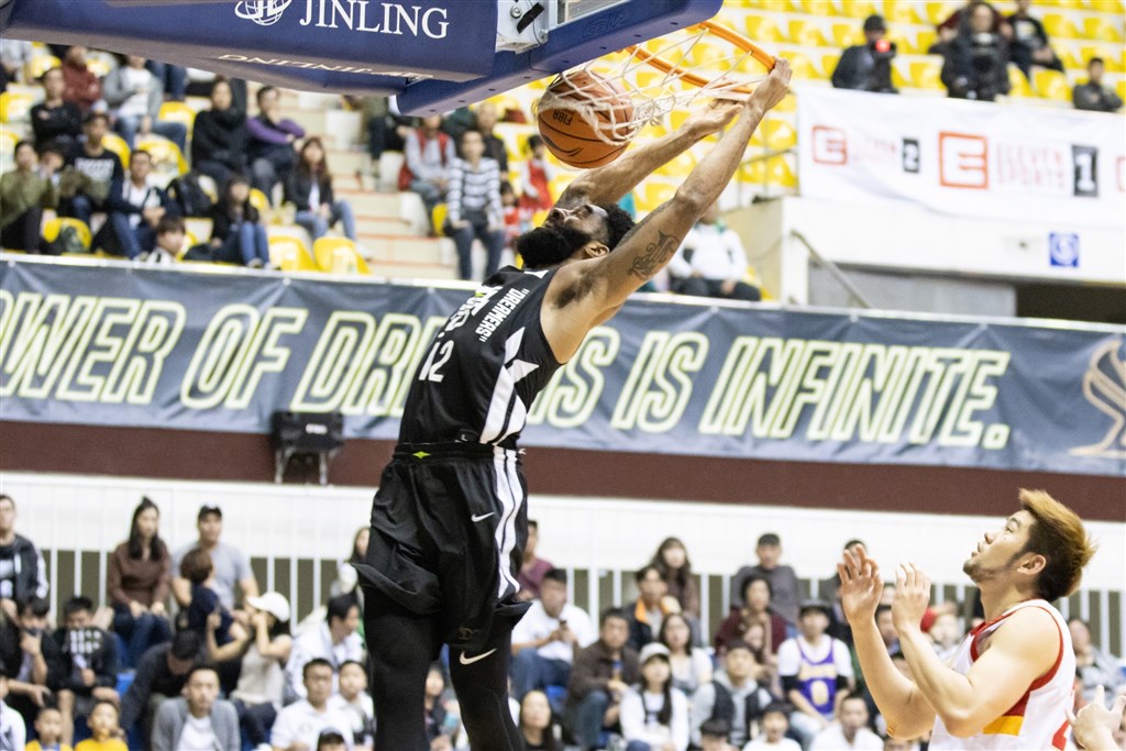 Formosa Dreamers forward Jerran Young (left) / Photo courtesy of the Formosa Dreamers