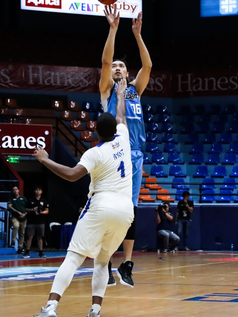 San Miguel Alab Pilipinas forward Khalif Wyatt (front) guards Taipei Fubon Braves forward Tseng Wen-ting / Photo courtesy of Taipei Fubon Braves