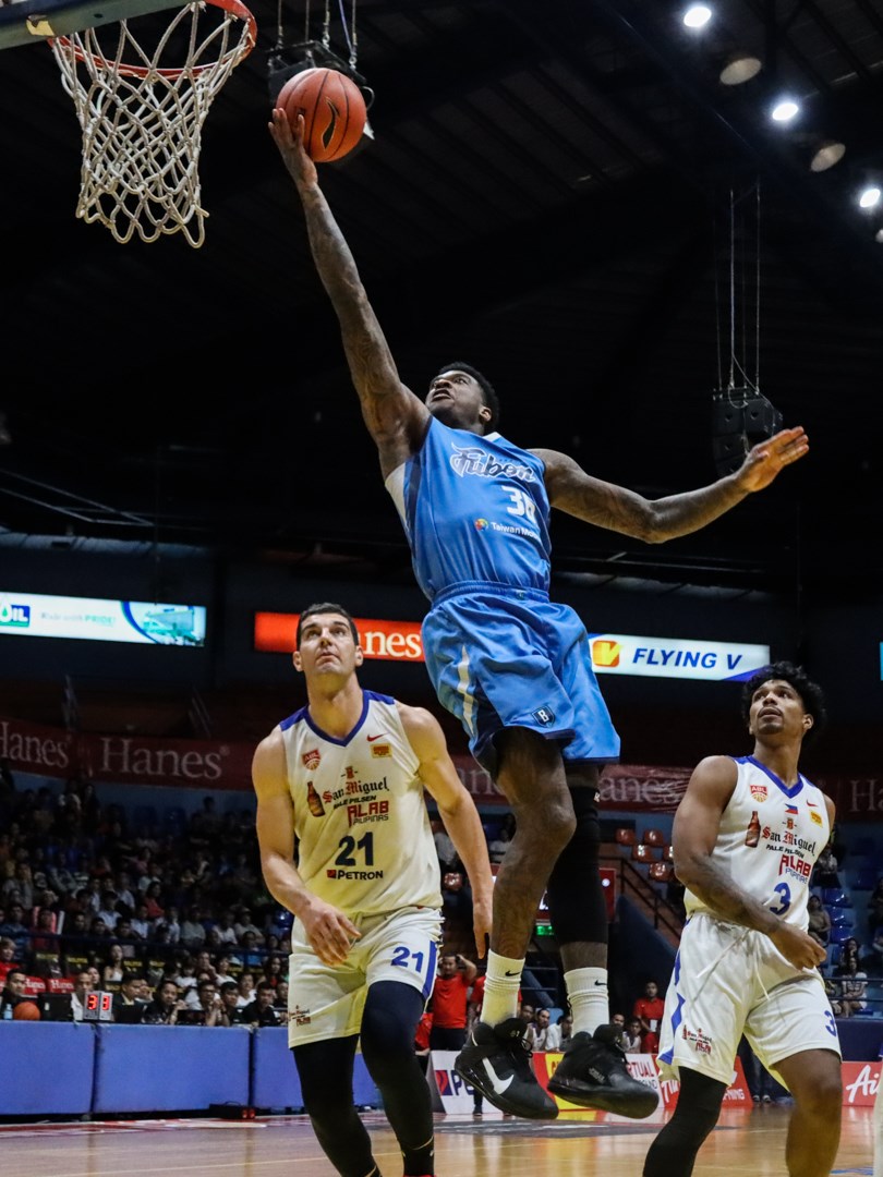 San Miguel Alab Pilipinas center Samuel Maltese Deguara (left), Taipei Fubon Braves forward Charles Garica (center) / Photo courtesy of Taipei Fubon Braves