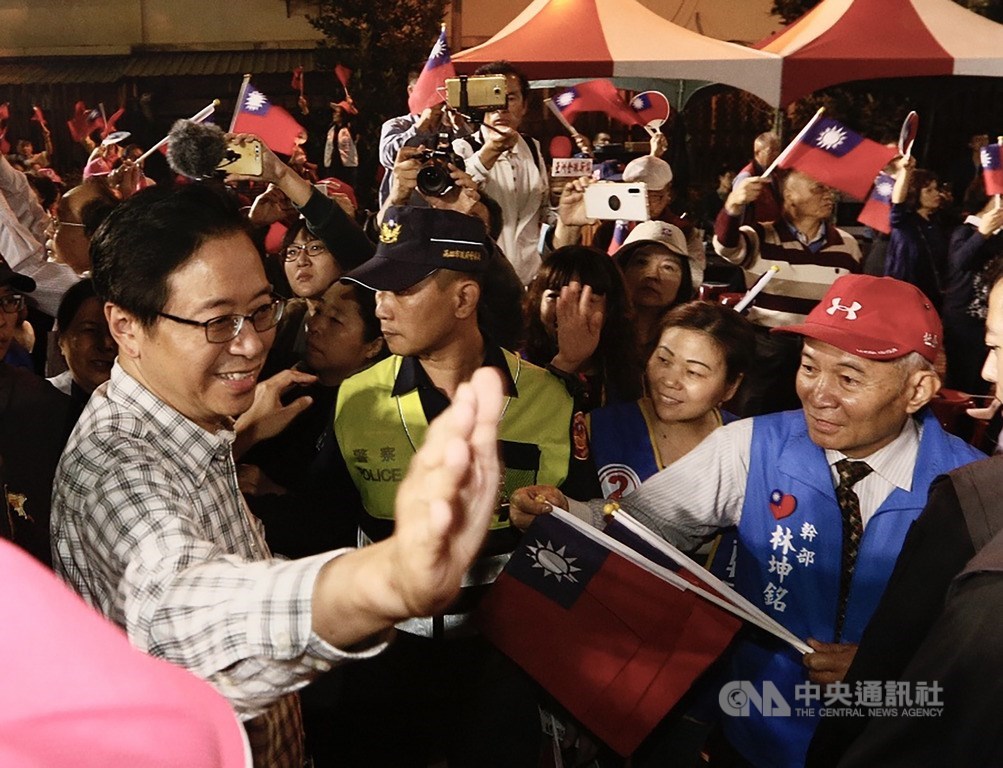 KMT vice presidential candidate Chang San-cheng greets supporters at a rally in Kaohsiung.