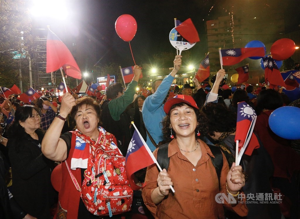 Supporters of Han Kuo-yu wave flags at a rally in Kaohsiung.