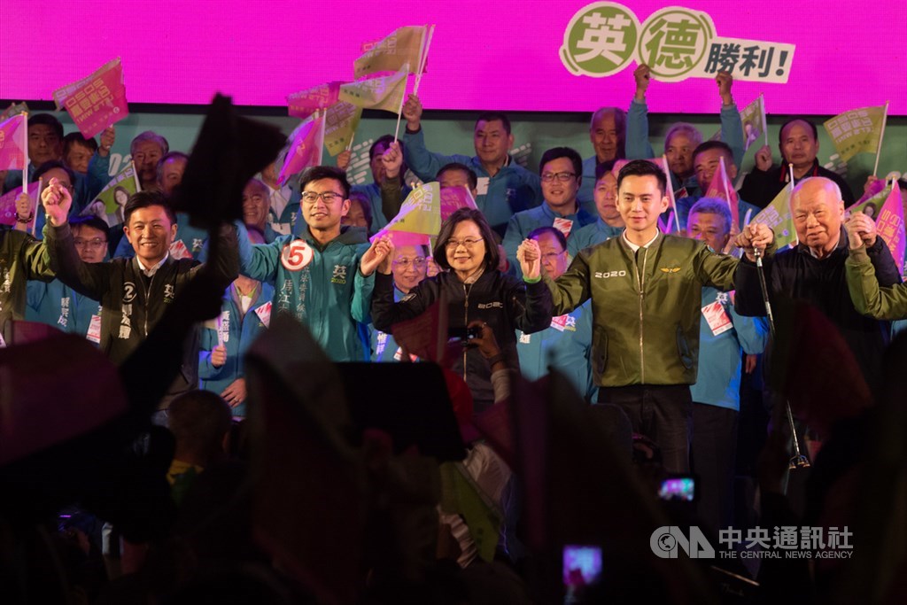 President Tsai (center) holds hands with DPP legislative candidates at a rally.