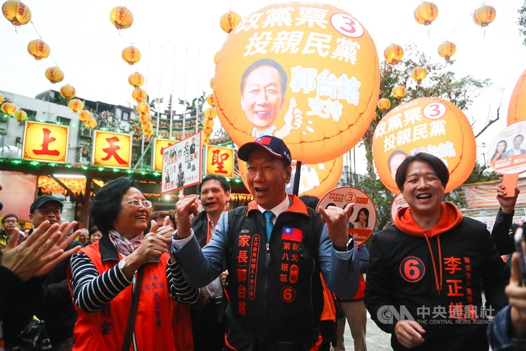 Hon Hai Precision Co. chief Terry Gou (center) stumps for PFP legislative candidate Li Cheng-hao (right) in New Taipei.