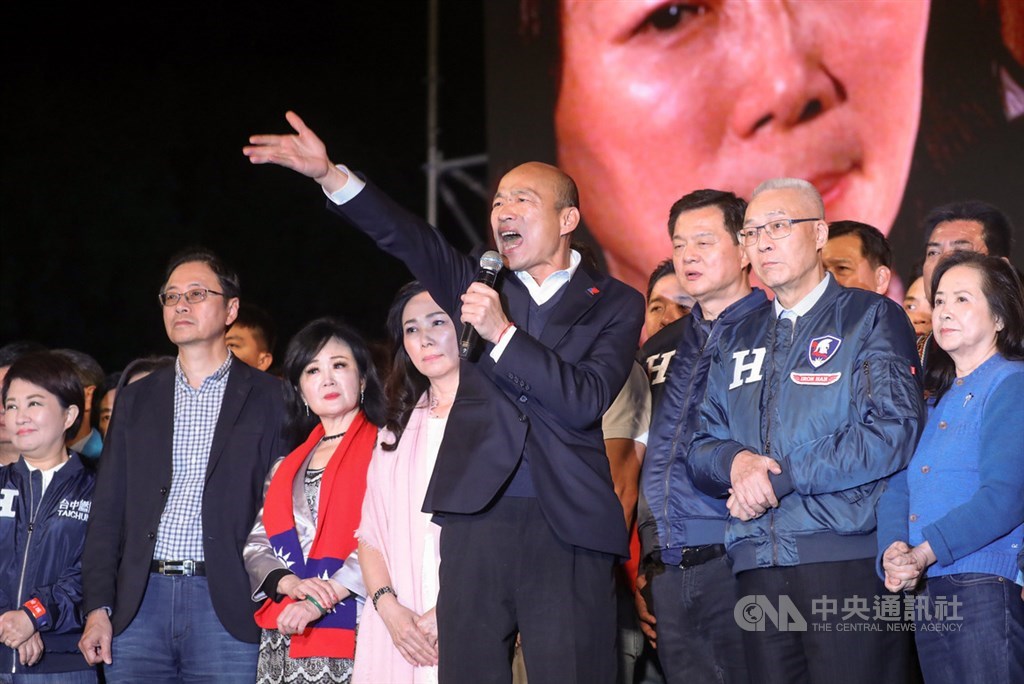 Han Kuo-yu (center) urges supporters to vote.