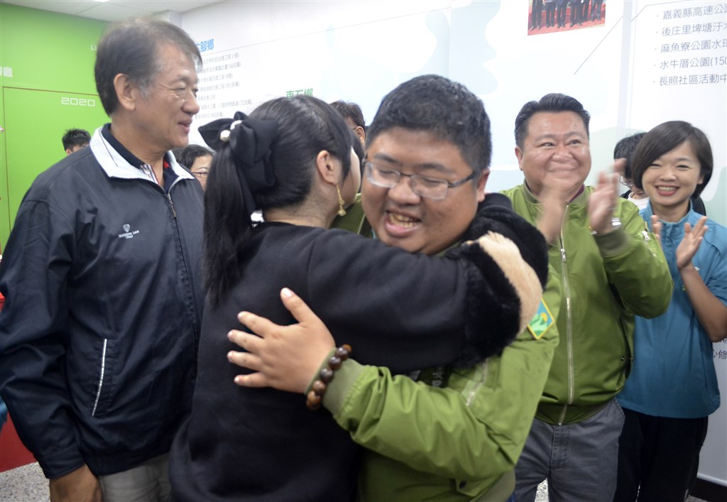 DPP lawmaker Tsai Yi-yu (蔡易餘, front, right).