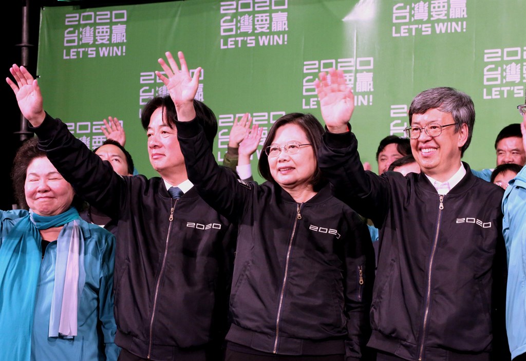 President Tsai Ing-wen (center)