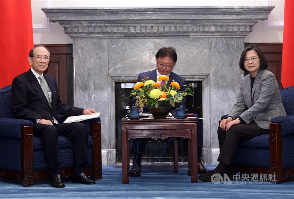 Taiwan President Tsai Ing-wen (蔡英文, right) and Japan-Taiwan Exchange Association Chairman Mitsuo Ohashi (left)