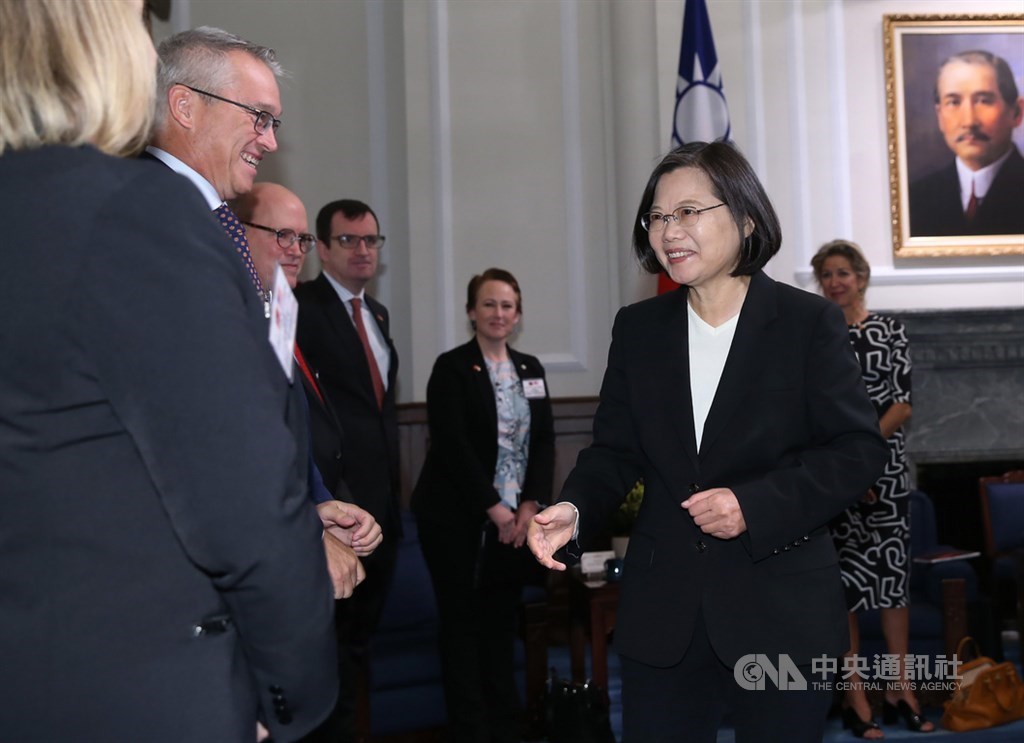 President Tsai Ing-wen (蔡英文, right)