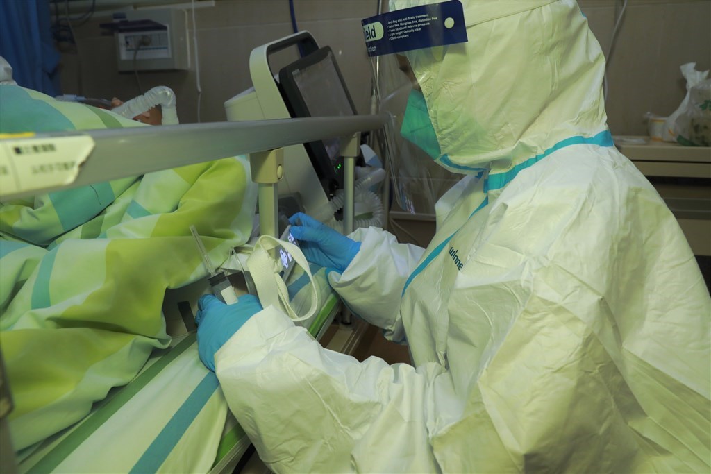 A medical worker treats a coronavirus-infected patient at the Zhongnan Hospital of Wuhan University on Jan. 22 (Photo courtesy of China News Service)