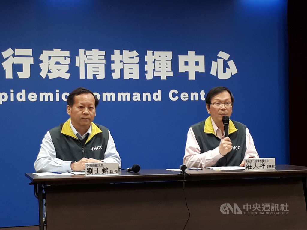 Liu Shih-min (left), a division head of Taiwan