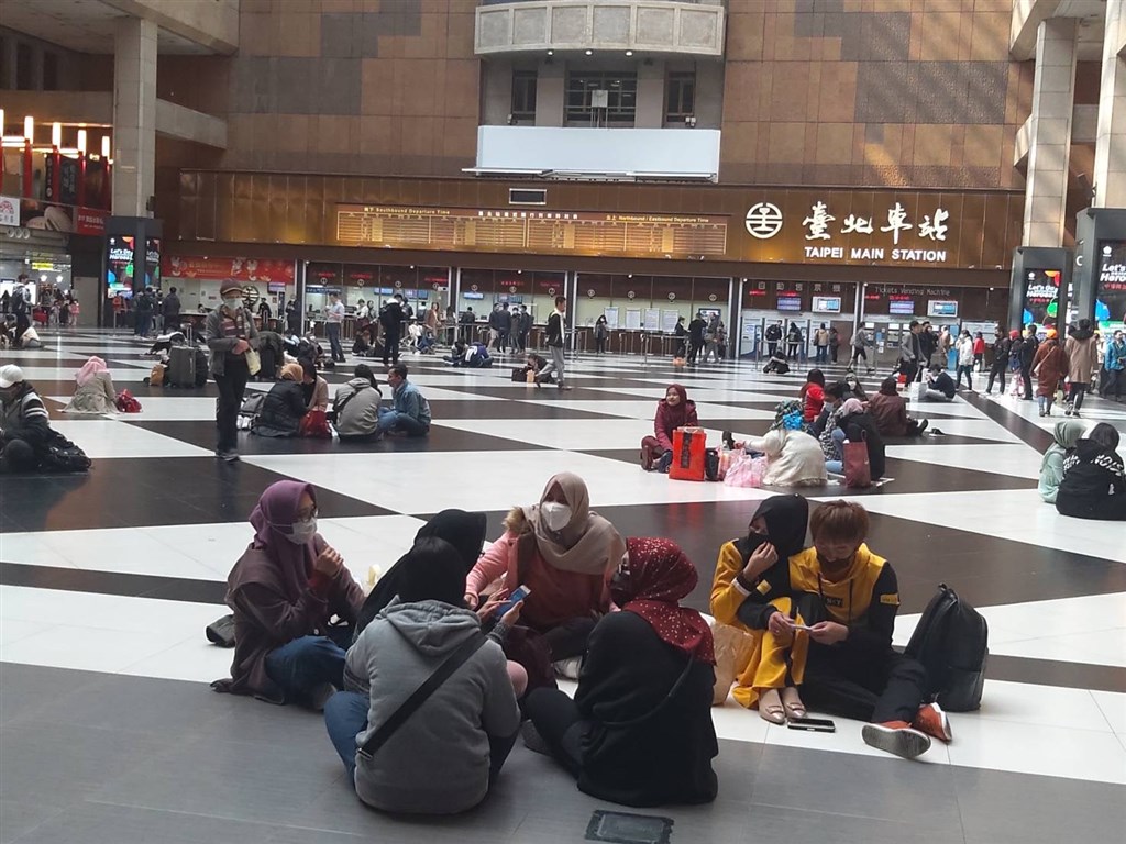 Less migrant workers congregated at Taipei Main Station on Sunday following the spread of the novel coronavirus (2019-nCoV) amid a mask shortage / Photo courtesy of Karen Hsu (徐瑞希)