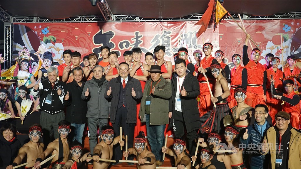 Deputy Culture Minister Hsiao Tsung-huang (蕭宗煌, center row, fourth left) and host of the event Lin Mao-hsien (林茂賢, center row, second left)