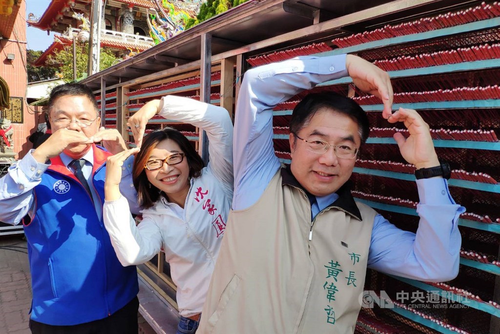 Tainan City Mayor Huang Wei-che (黃偉哲) (right)