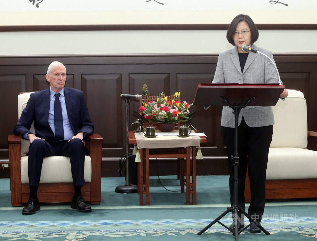 President Tsai Ing-wen (蔡英文, right) and visiting American Institute in Taiwan (AIT) Chairman James Moriarty at the Presidential Office on Thursday.