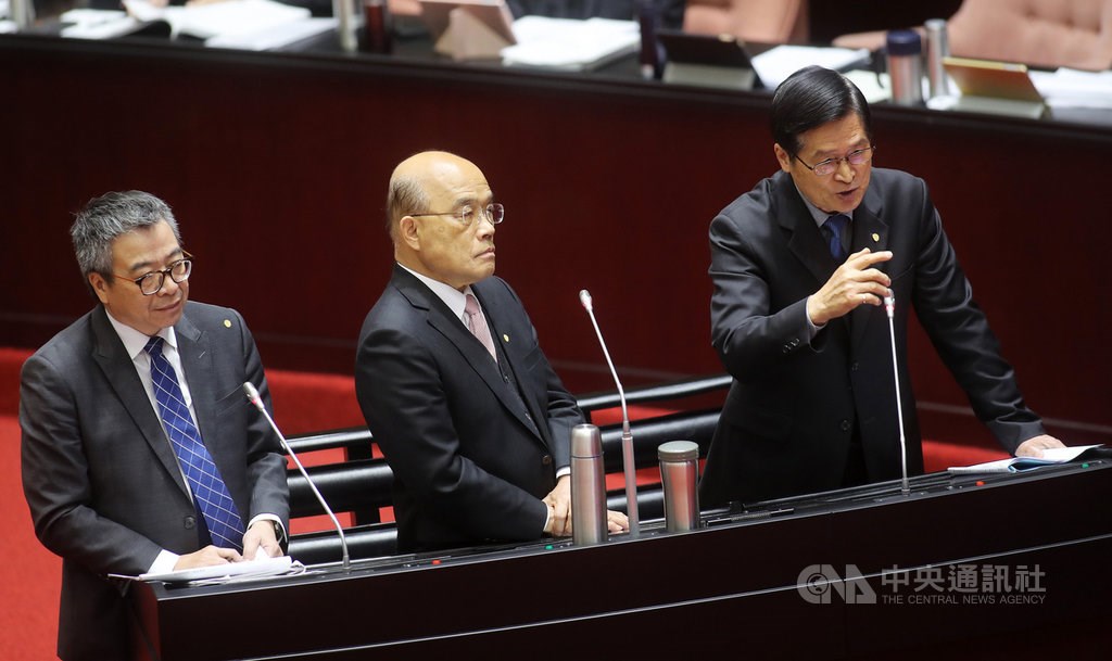Defense Minister Yen De-fa (right)