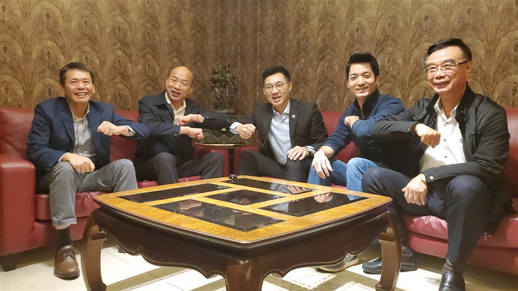 Kaohsiung Mayor Han Kuo-yu (second left) and Kuomintang Chairman Chiang Chi-chen (center)