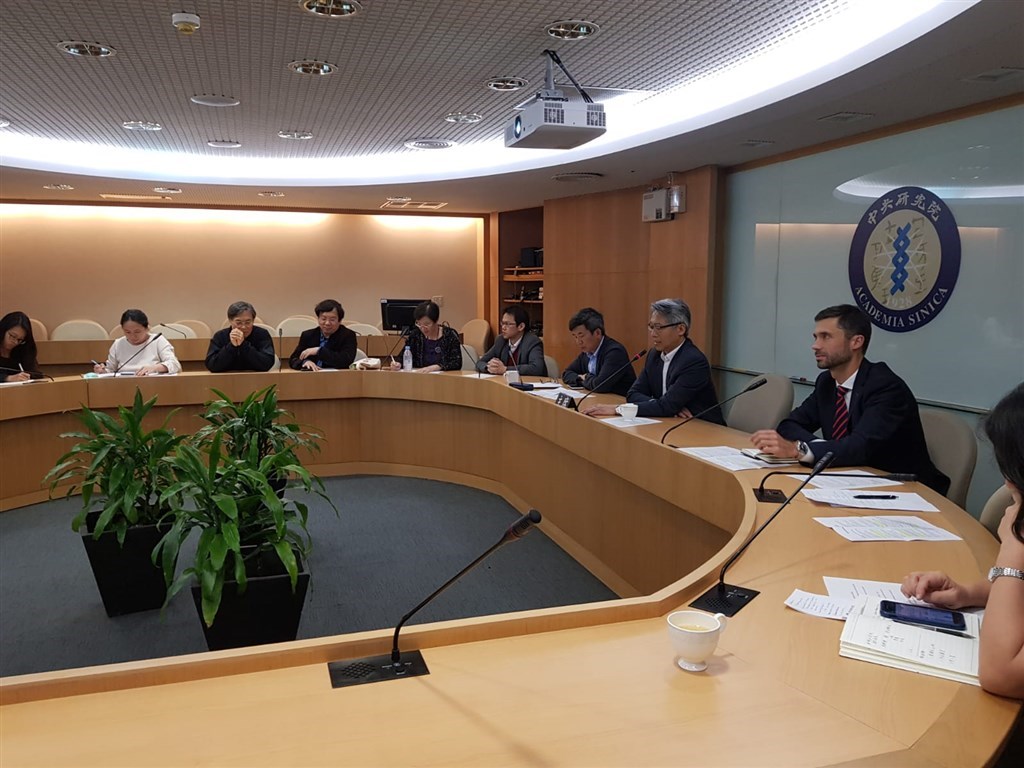 Filip Grzegorzewski (right), head of the European Economic and Trade Office (EETO) in Taiwan (Image taken from twitter.com/grzegorzewskif)