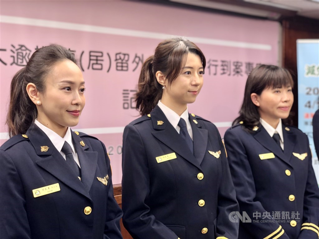 National Immigration Agency officials Lin Li-mei (林李玫, left), Liu Chieh-han (劉婕涵, center), and Liang Shih-chun (梁詩君, right)