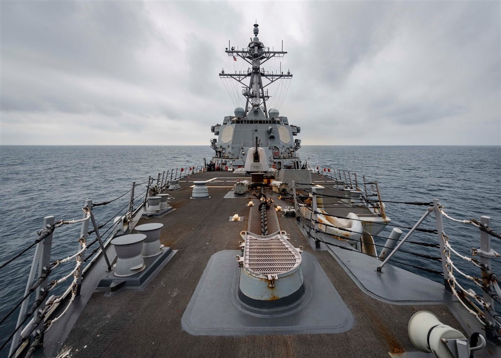 The USS McCampbell guided-missile destroyer sailed through the Taiwan Strait on Wednesday. (photo taken from facebook.com/USPacificFleet)