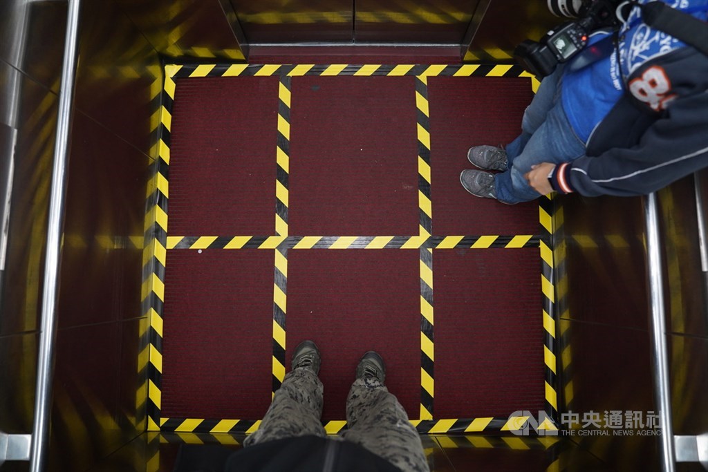 The inside of an elevator at the Legislative Yuan