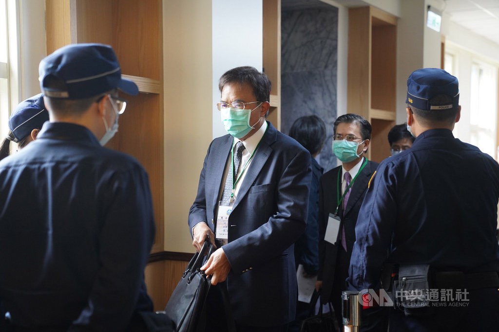 Deputy Justice Minister Tsai Pi-chung (蔡碧仲, center) at the Constitutional Court on Tuesday.