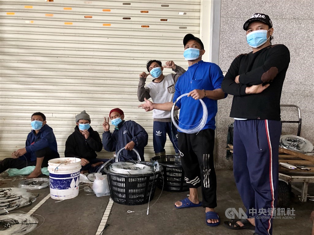 Indonesian migrant fishers prepare fishing lines in Yilan / CNA photo for illustrative purposes only
