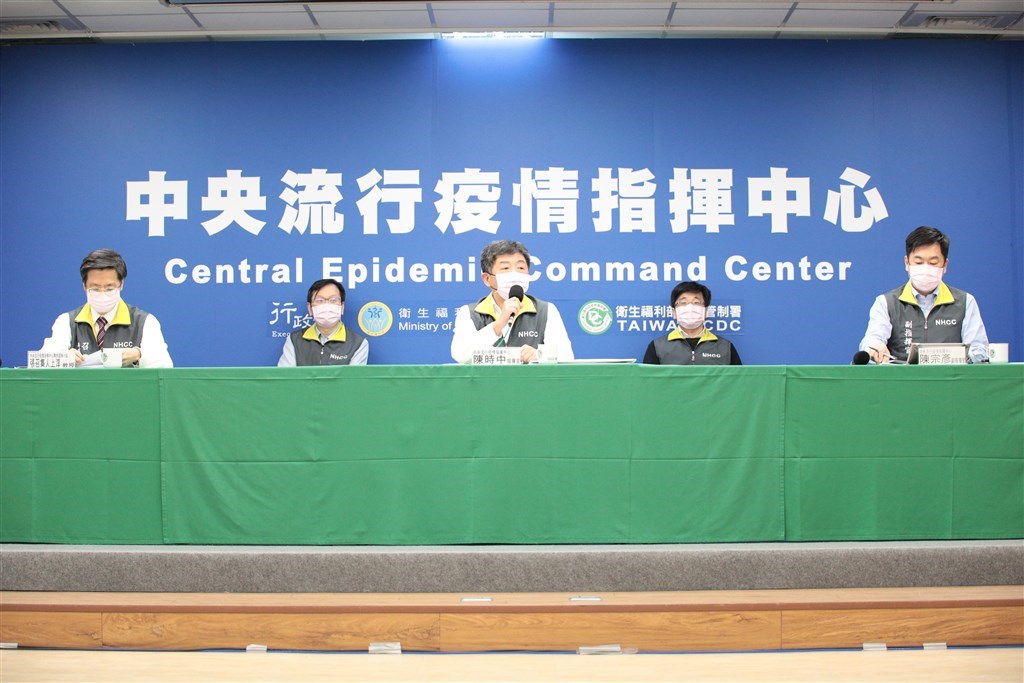 Health Minister Chen Shih-chung (center)/ Photo courtesy of the CECC