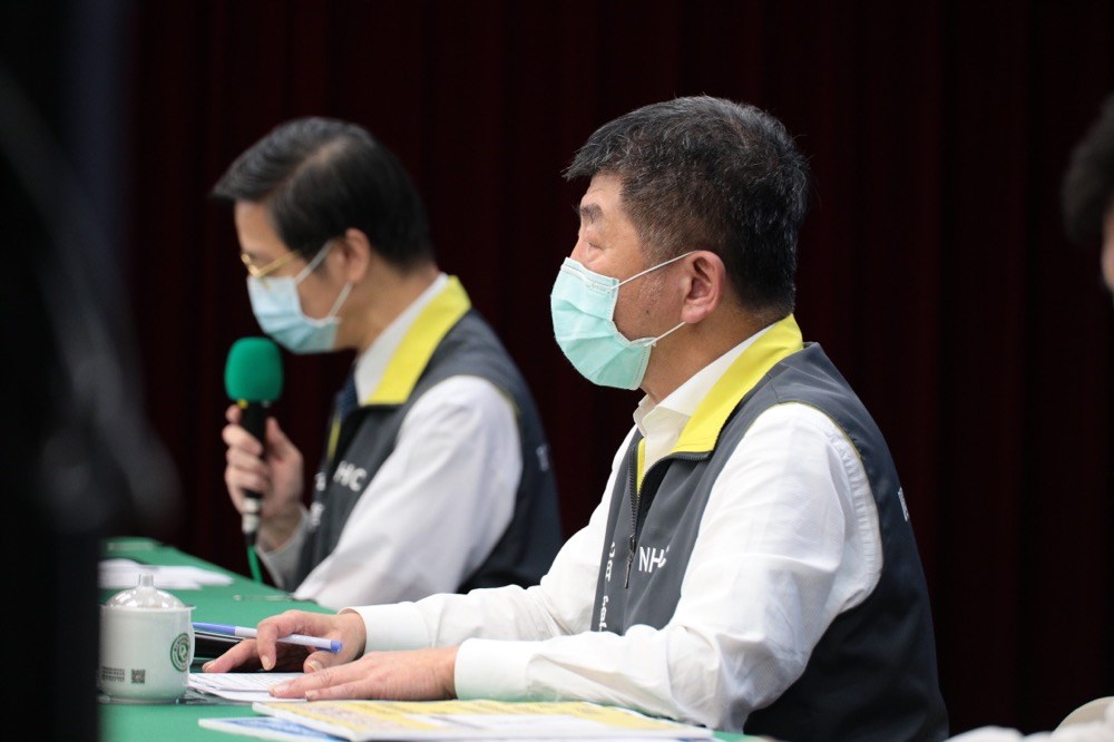 Health minister Chen Shih-chung (right) and CECC advisor Chang Shan-chwen during the regular briefing Monday afternoon / Photo courtesy of the CECC