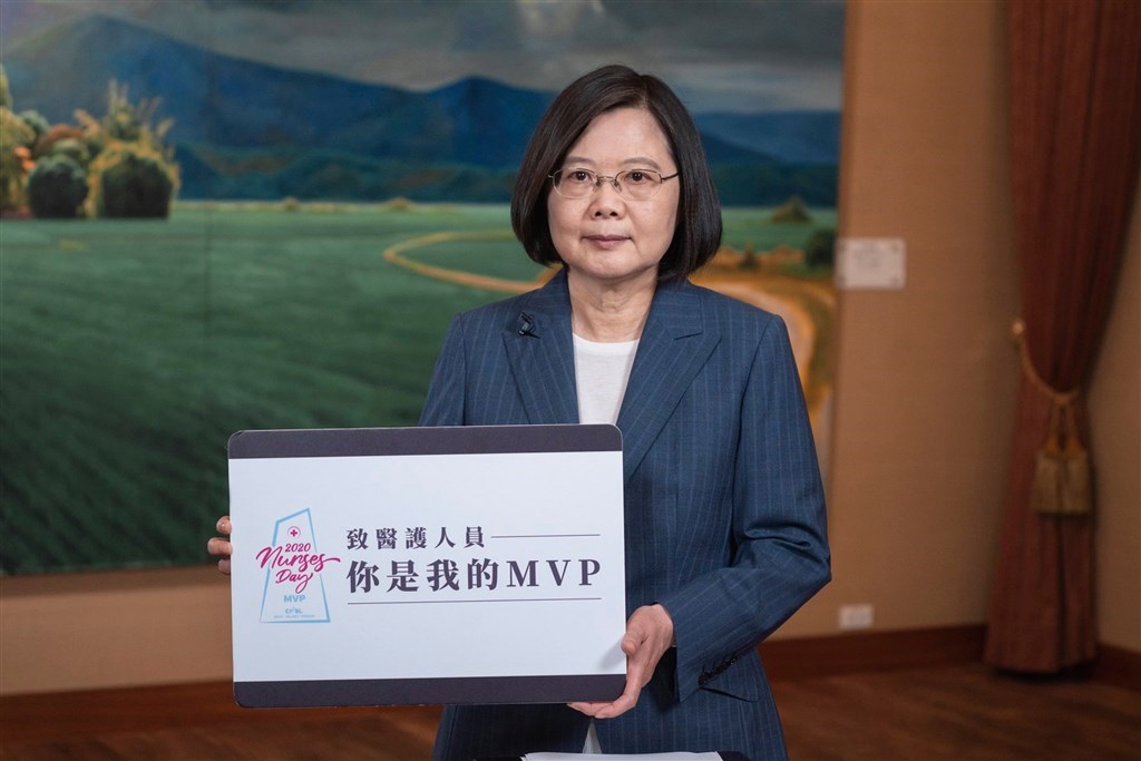 President Tsai Ing-wen holds a card that says "To medical workers, you are my MVP." / Photo courtesy of the CPBL