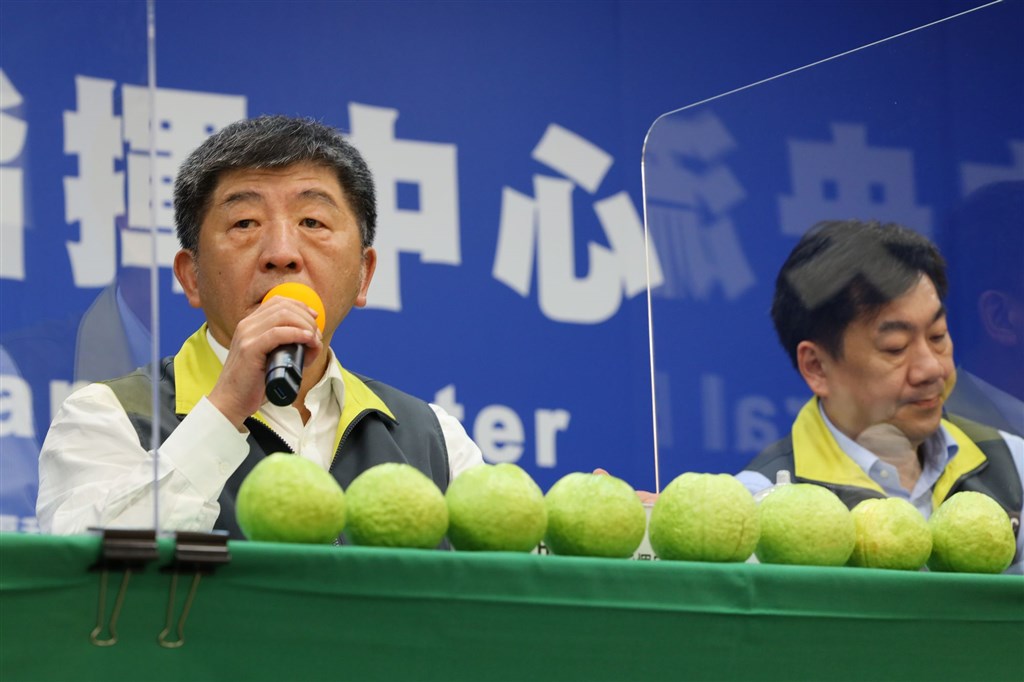 Health Minister Chen Shih-chung (left) with eight guavas in front of him / Photo courtesy of CECC