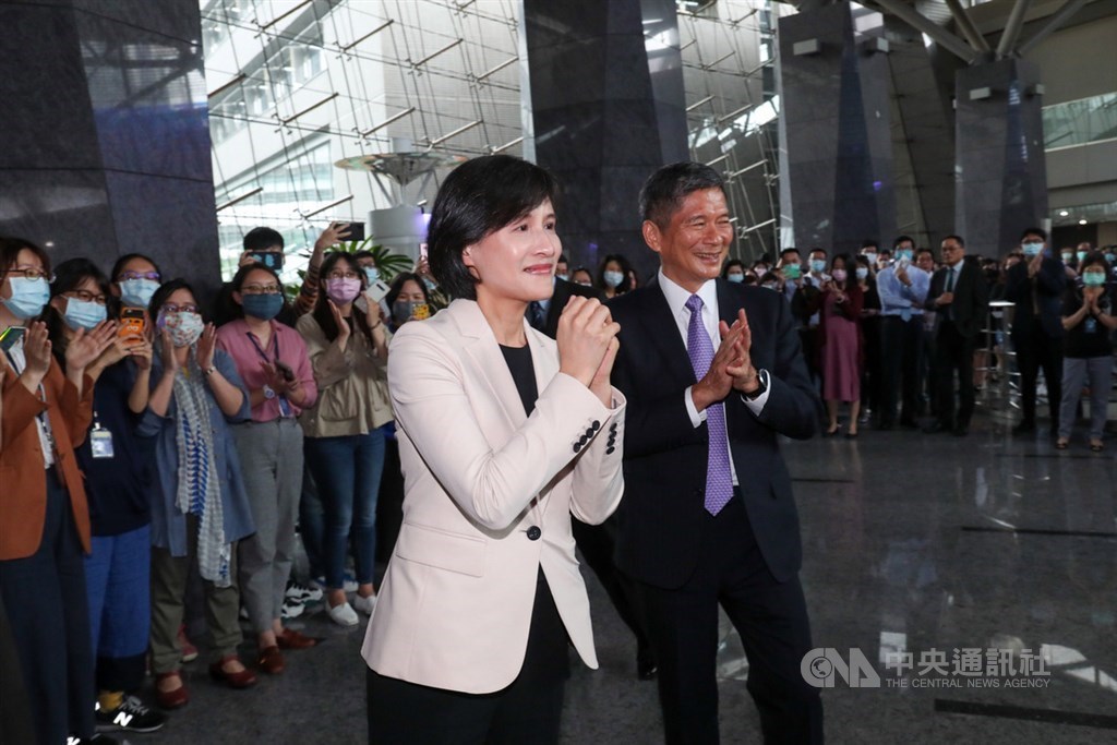 Cheng Li-chiun (left) bids farewell to her colleagues at the Ministry of Culture on May 20, after the newly-appointed Culture Minister Lee Yung-te (right) was sworn in.