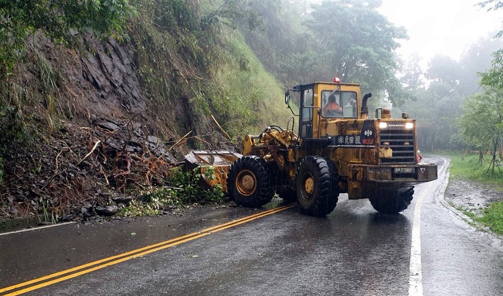 A bulldozer clears fallen rocks from the streets in a mountainous area in Chiayi County Friday. (Photo courtesy of the Directorate General of Highways)