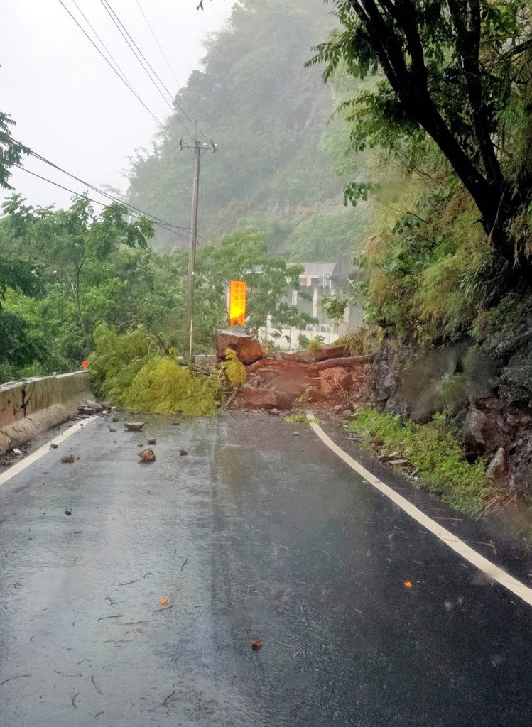 Rockfalls block a road in Chiayi County Friday. (Photo courtesy of Alishan Township Office)