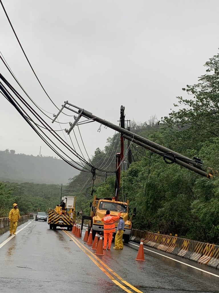 Taipower engineers fix a collapsed utility pole in Kaohsiung City following downpours. (Photo courtesy of Kaohsiung
