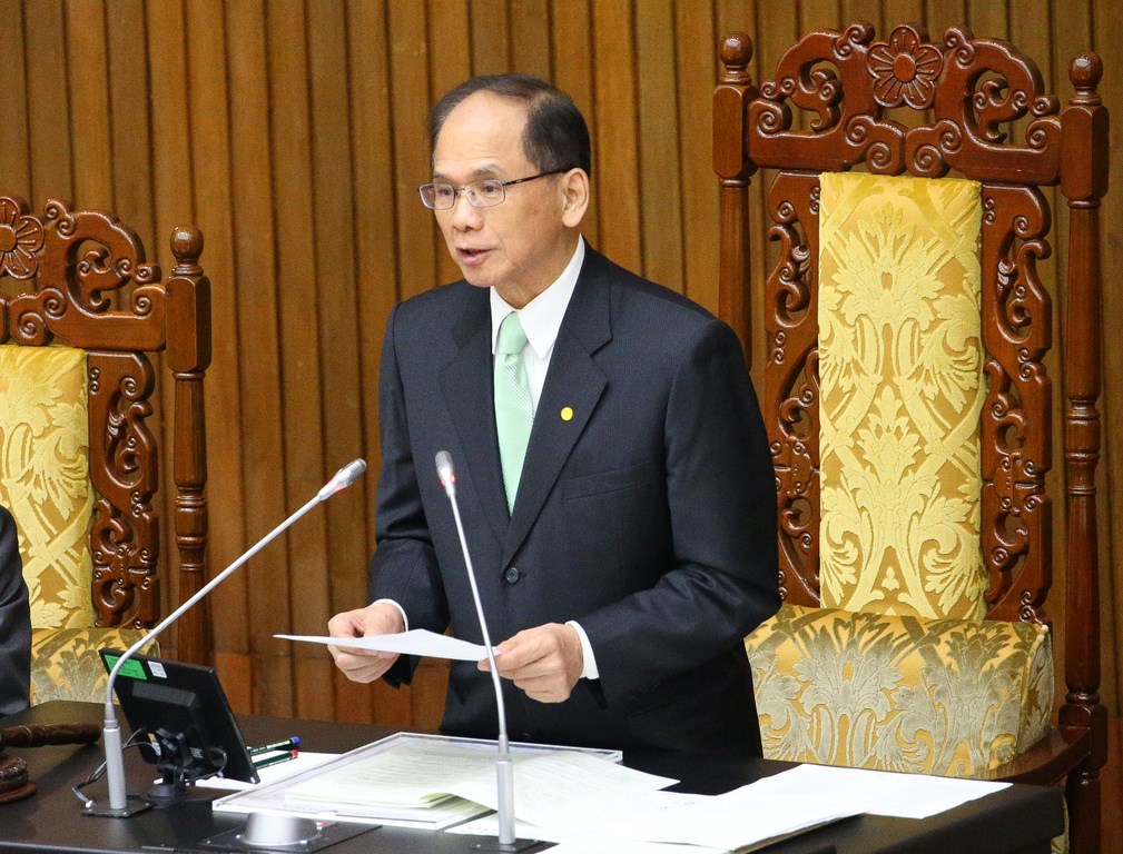 Legislative Speaker You Si-kun (游錫堃) reads a joint statement by Taiwan