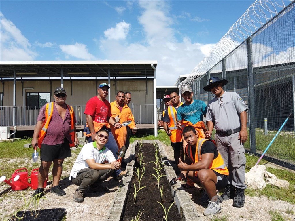 A member of the Taiwanese technical mission in Nauru poses for photo with participants of the penal farm project. Photo courtesy of ICDF.