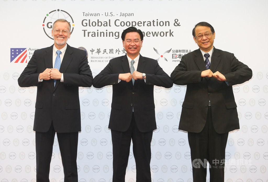 Minister of Foreign Affairs Joseph Wu (center), American Institute in Taiwan (AIT) Taipei Office Director Brent Christensen (left), and Hiroyasu Izumi, chief representative of the Japan-Taiwan Exchange Association.