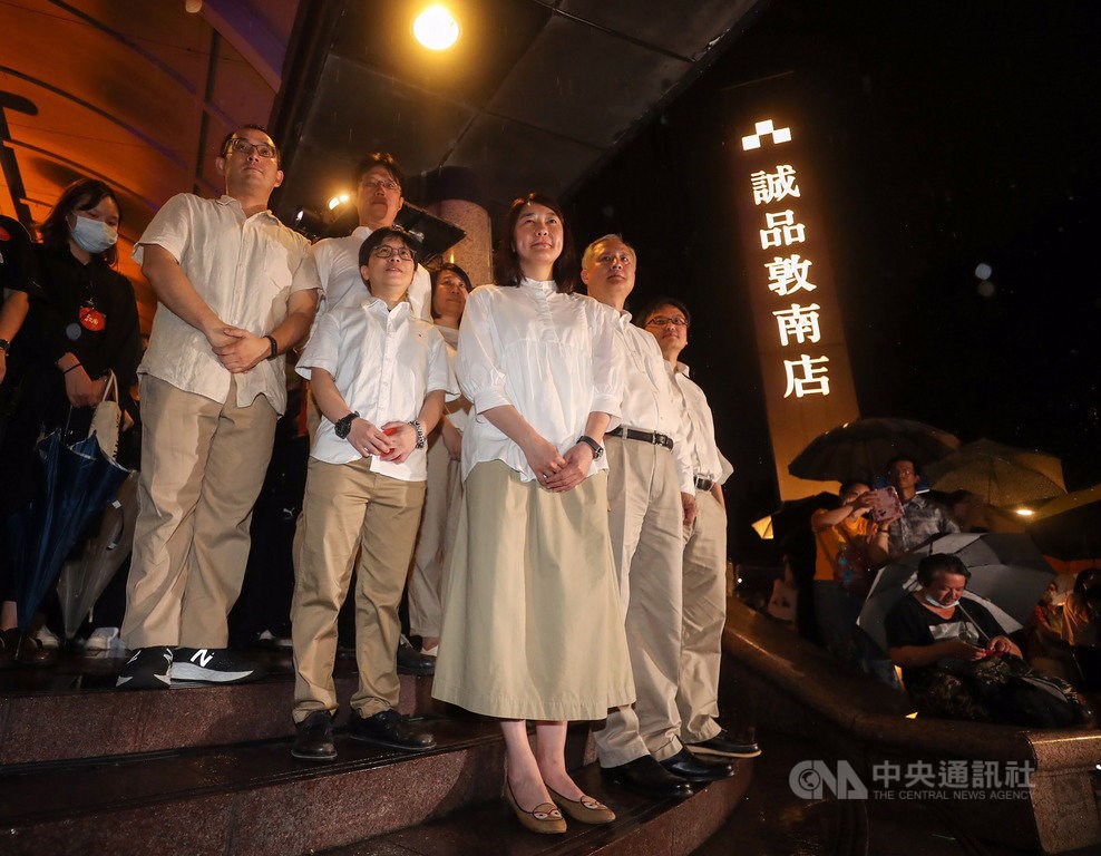 Eslite Chairwoman Mercy Wu (front, center)
