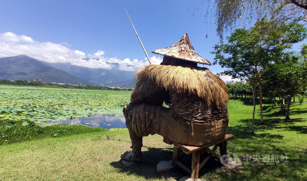 One of the 10 new works by Amis tribe artist Talaluki, which was created with driftwood.