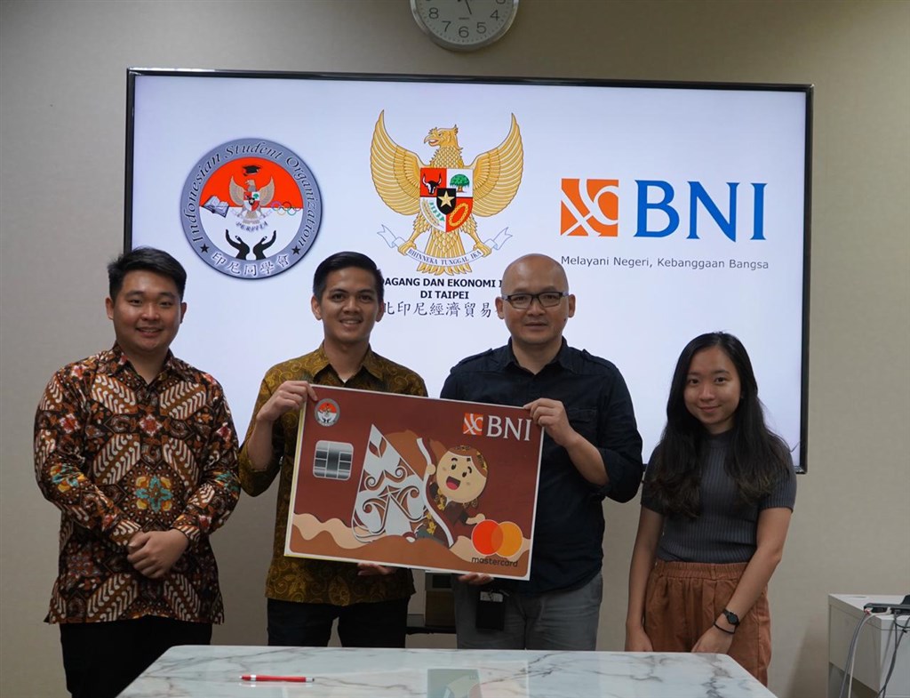 BNI representative in Taiwan M. Zaky Faishal (second left) and Fajar Nuradi (second right), director of the Indonesian Citizens Protection and Social Cultural Department at the Indonesian Economic and Trade Office (IETO) in Taipei / Photo courtesy of Bank Negara Indonesia (BNI)