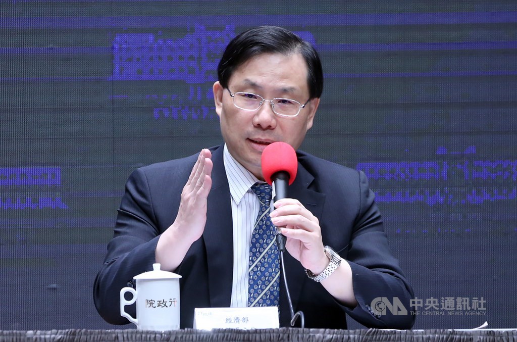 MOEA Vice Minister Lin Chuan-neng explains the voucher program at a Cabinet press conference on Thursday.