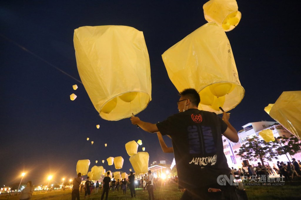 Pro-June 6 recall vote rally in Kaohsiung also holds memorial events for the Tiananmen incident by setting off sky lanterns.